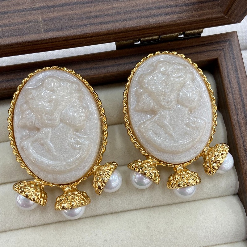 White Relief Sculpture Pearl S - Women'S Accessories Jewelry Sale 评论和价格
