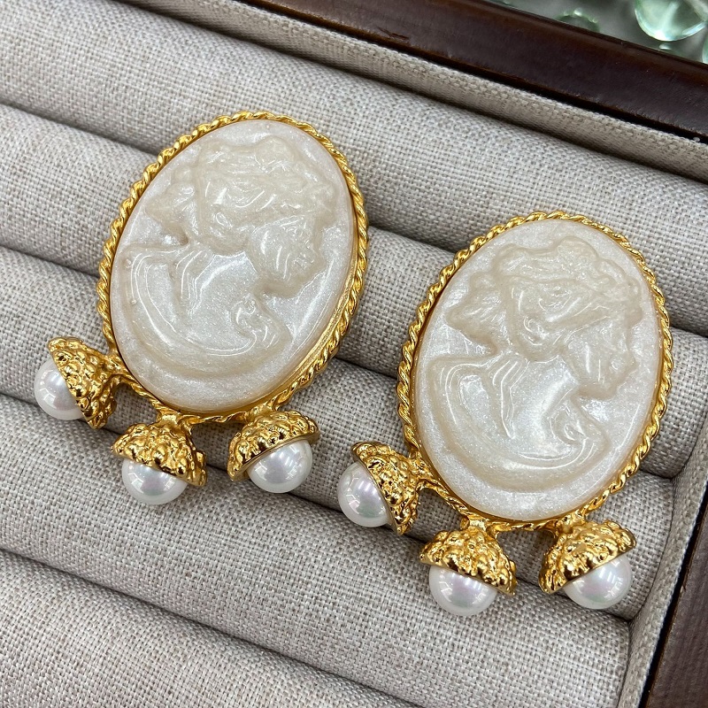 White Relief Sculpture Pearl S - Women'S Accessories Jewelry Sale 评论和价格