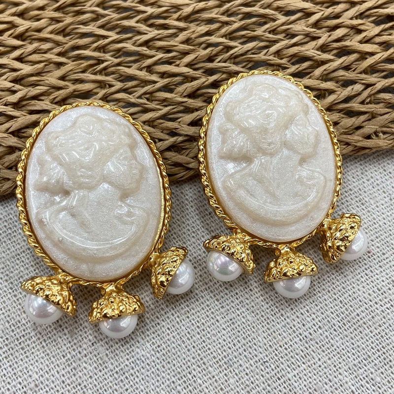 White Relief Sculpture Pearl S - Women'S Accessories Jewelry Sale 评论和价格