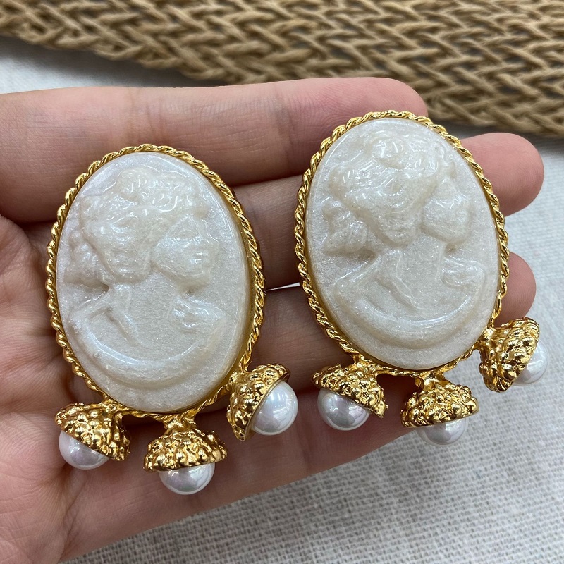 White Relief Sculpture Pearl S - Women'S Accessories Jewelry Sale 评论和价格